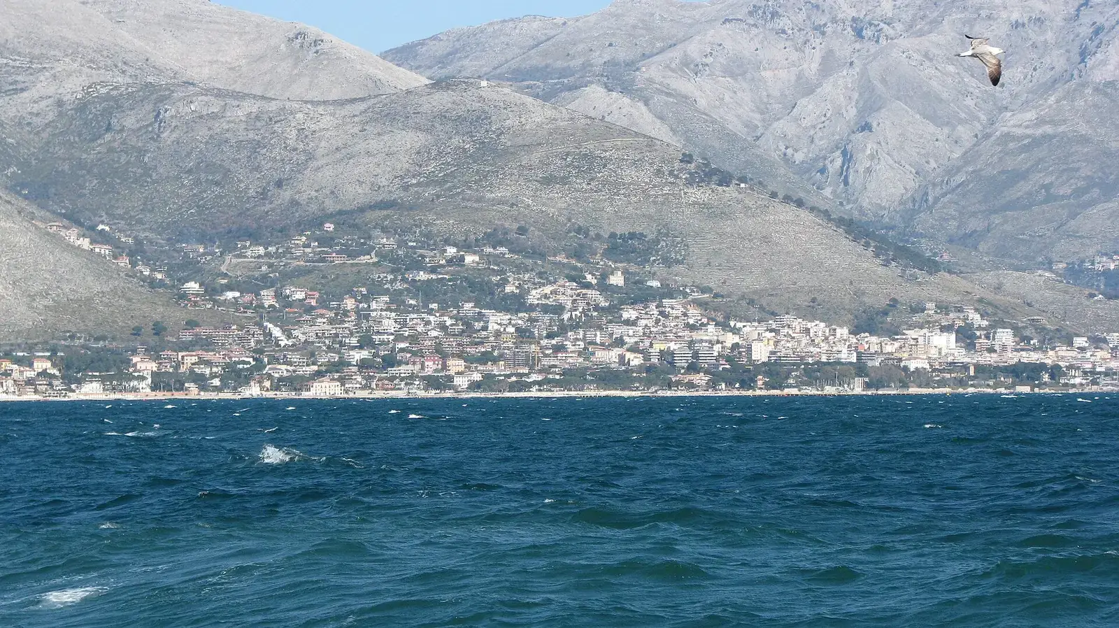 Formia und die Monti Aurunci vom Meer aus gesehen