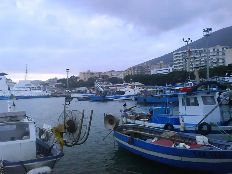 Fischerboote im Hafen von Formia