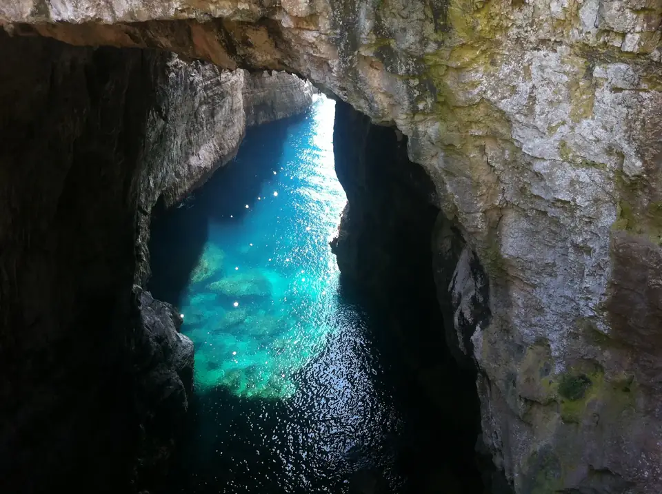 Das türkisfarbene Meer an der Grotta del Turco in Gaeta