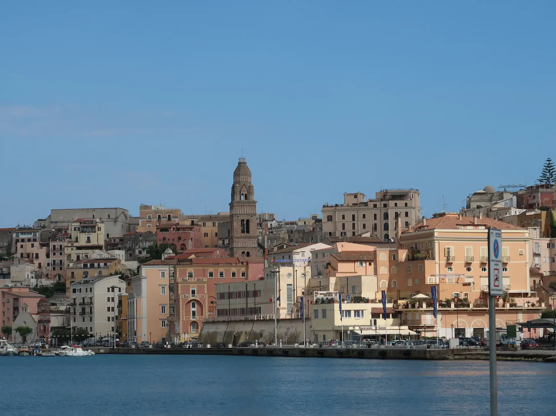 Die Uferpromenade von Gaeta mit dem Glockenturm des Doms
