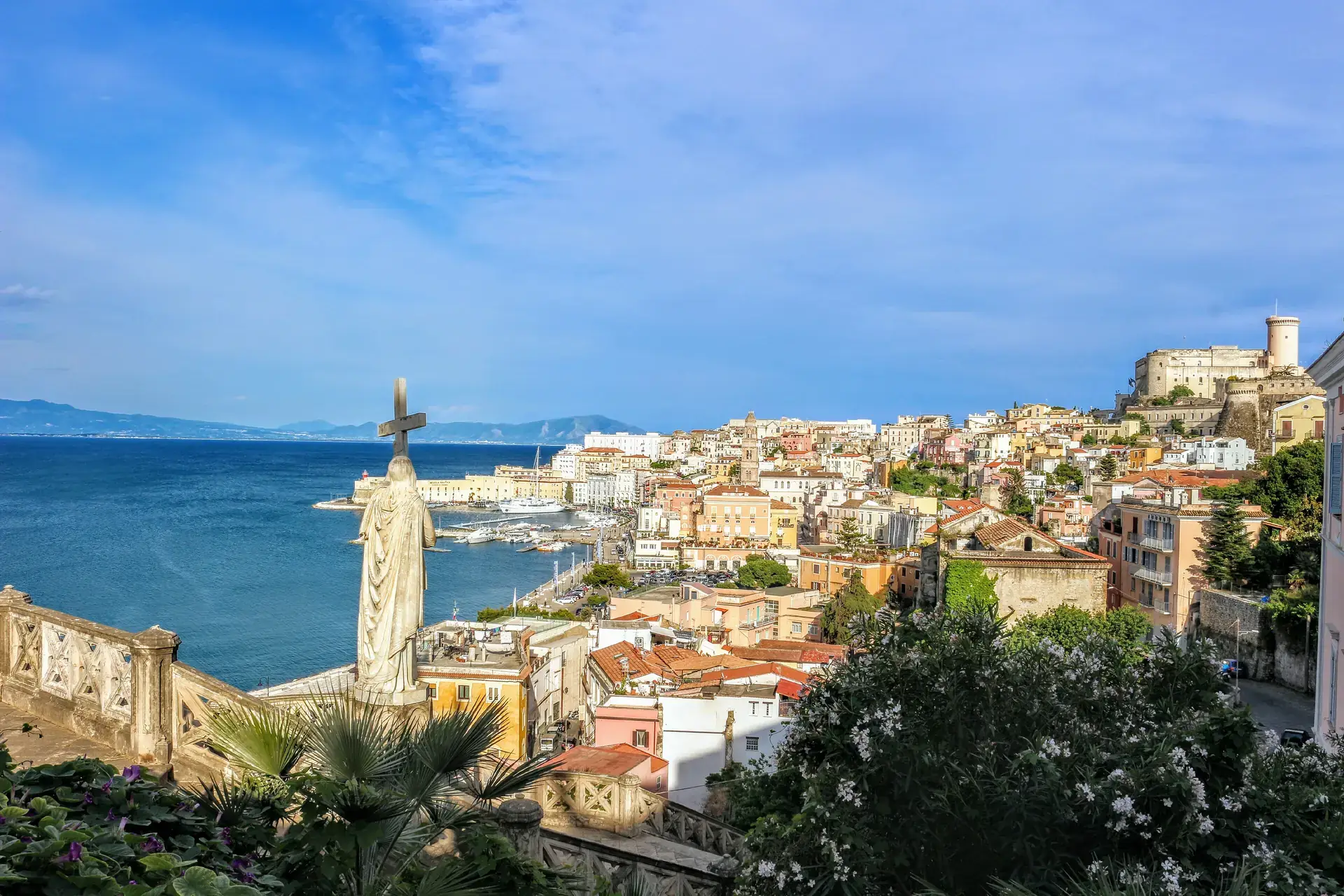 Gaeta von oben, mit dem Hafen und der mittelalterlichen Altstadt