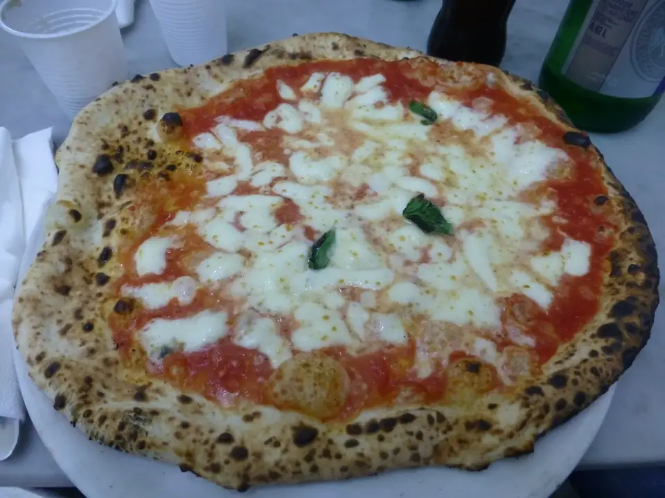 Pizza Margherita aus dem Holzofen