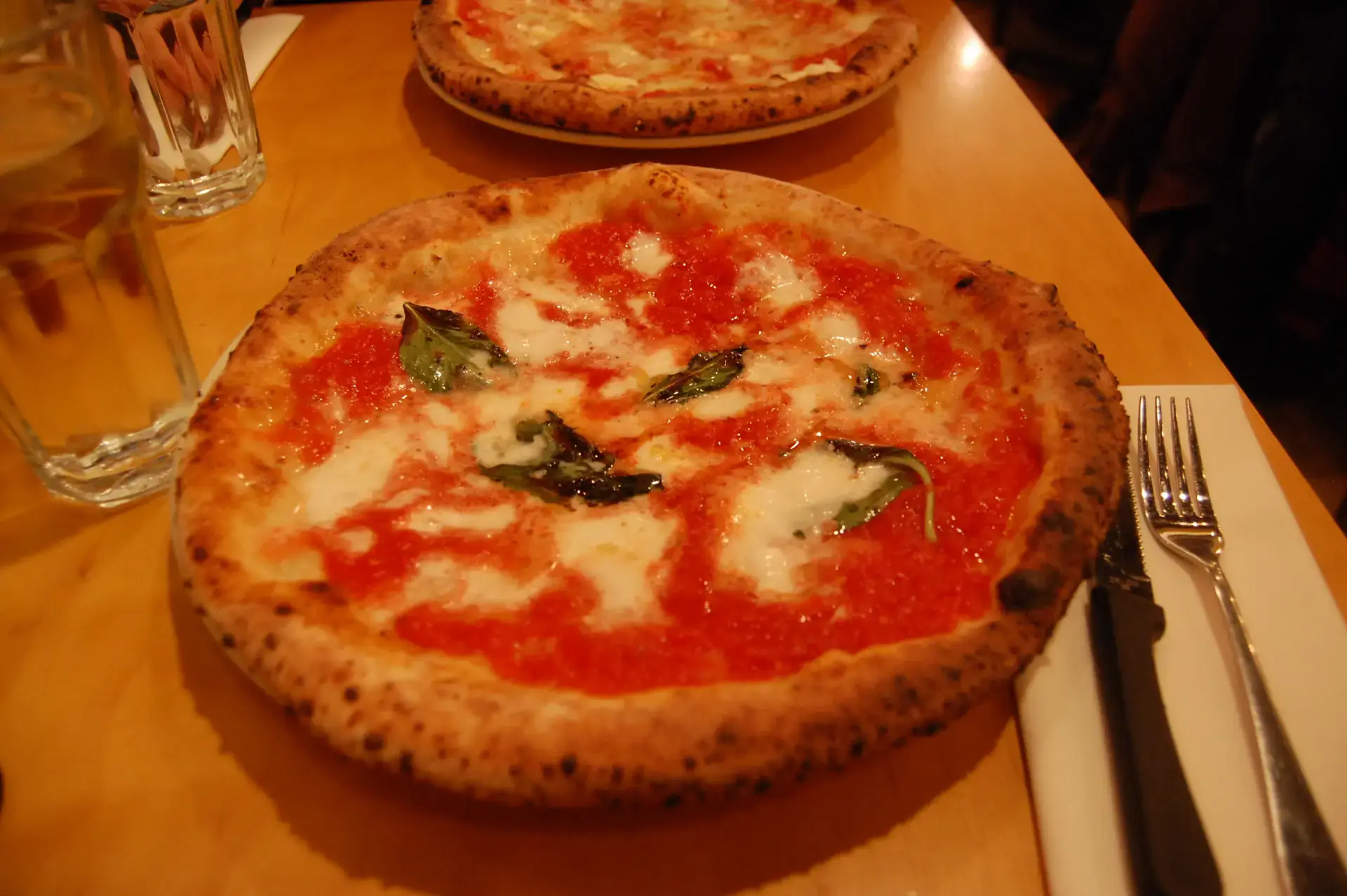 Eine Pizza Margherita, am Tisch serviert
