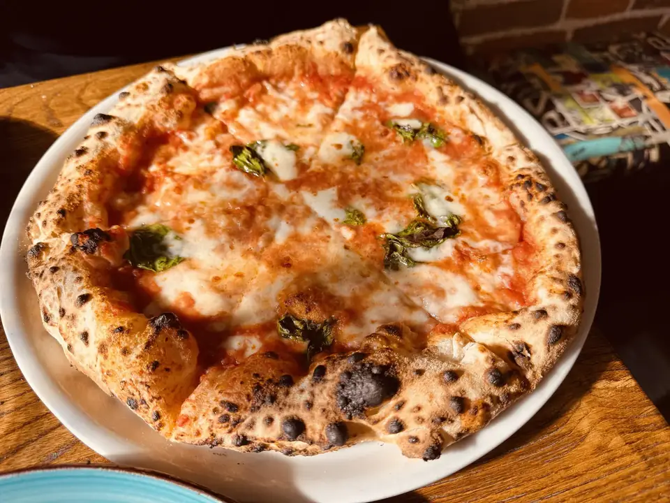 Frisch gebackene neapolitanische Pizza