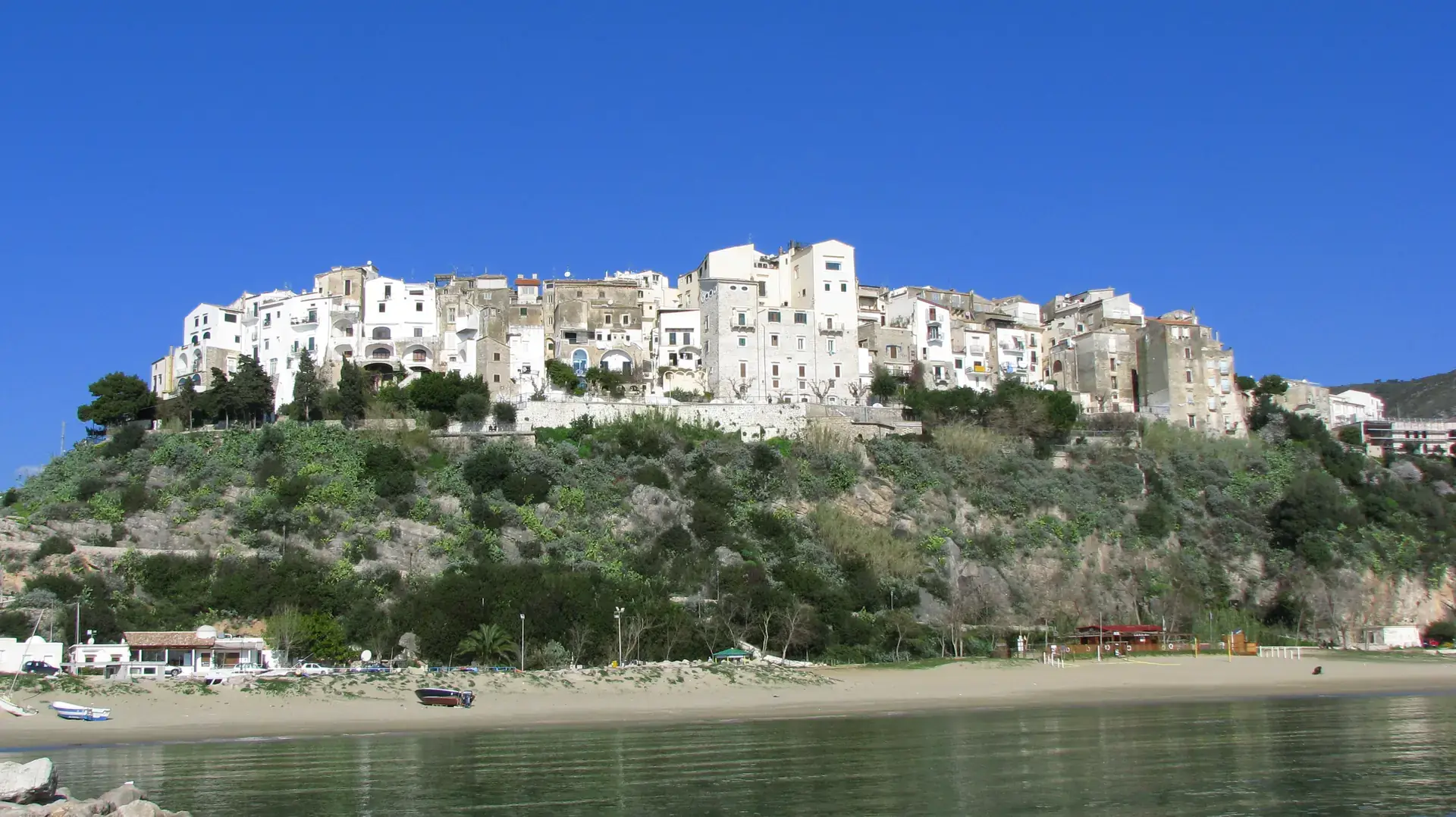 Der weiße Ort Sperlonga auf dem Felsvorsprung