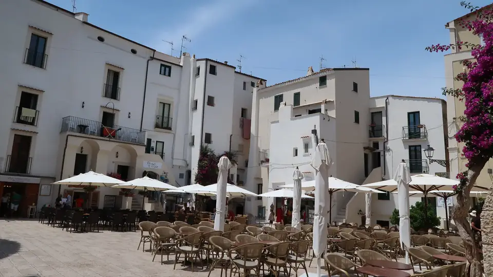Eine Piazza in Sperlonga, zum Mittagessen gedeckt