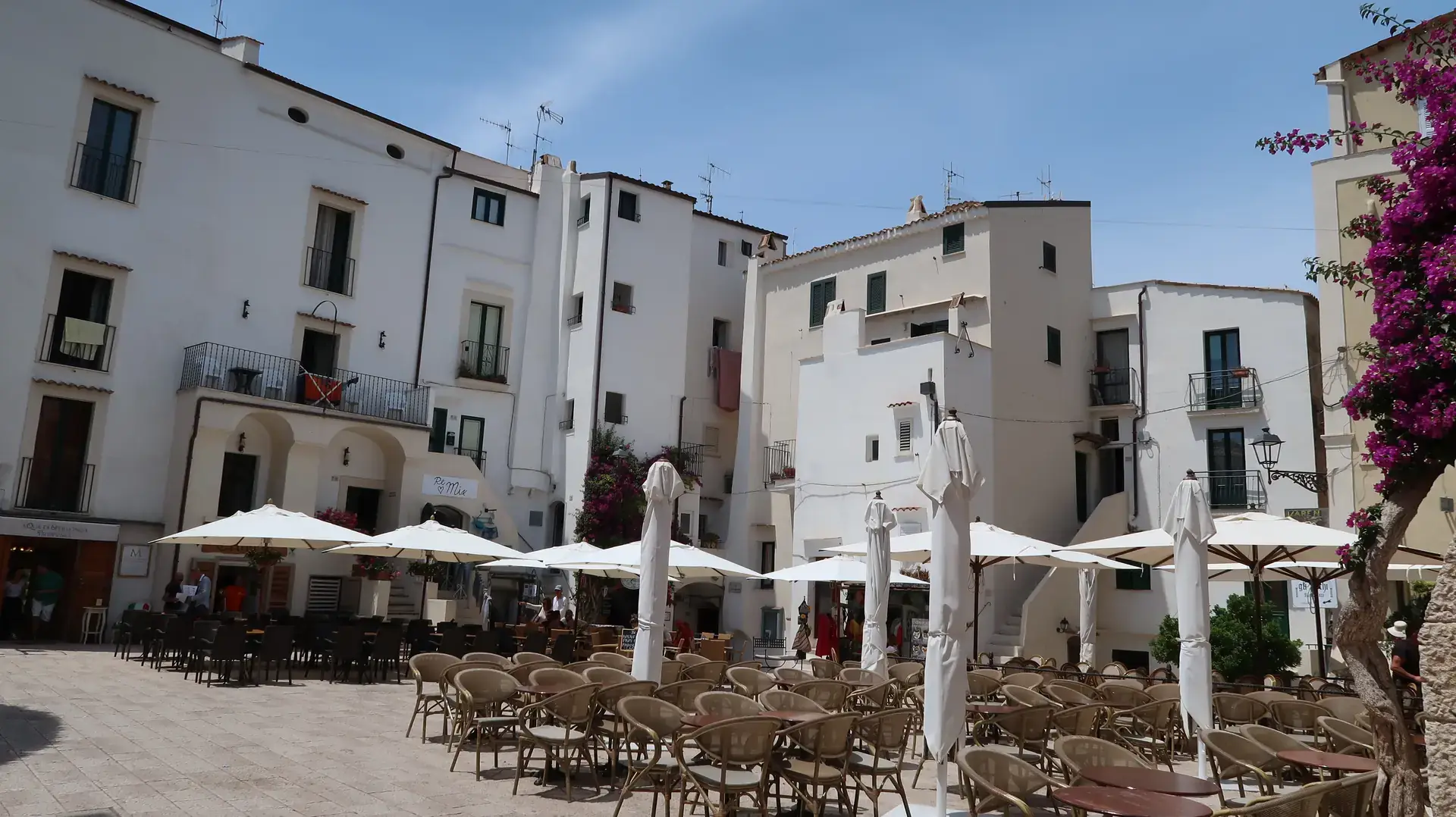 Eine Piazza in Sperlonga, zum Mittagessen gedeckt