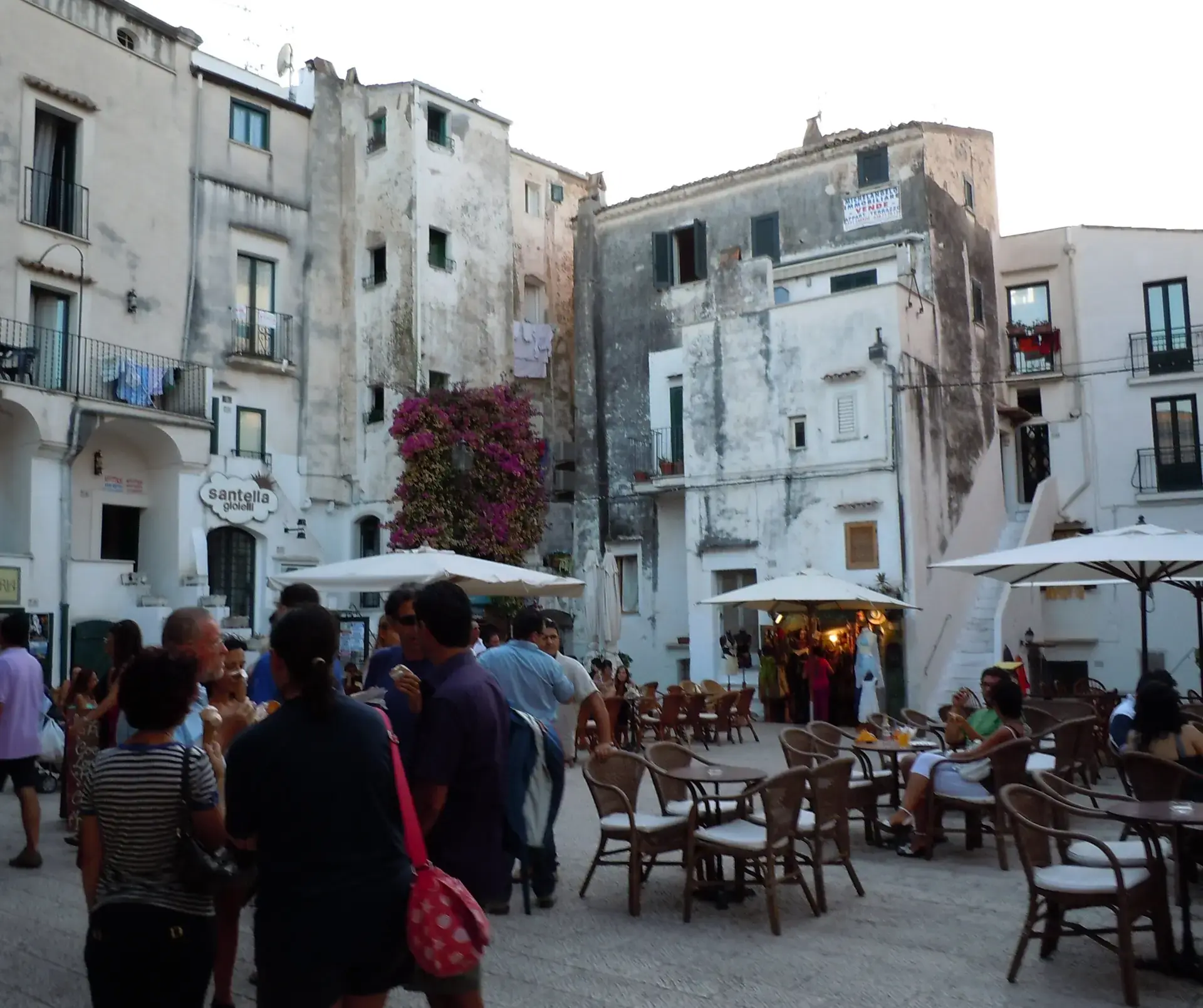 Tische im Freien auf einer kleinen Piazza in Sperlonga